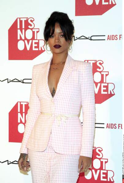 En 2014, Rihanna adopte un look sexy avec son tailleur en Vichy rose et son décolleté vertigineux