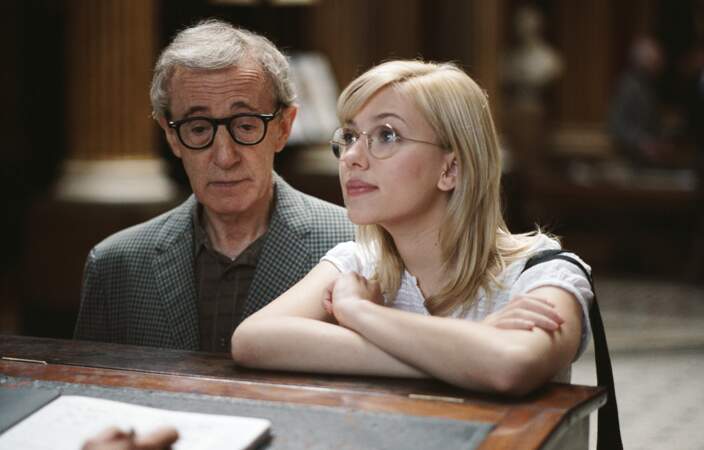 Femme à lunettes au côté de Woody Allen dans Scoop
