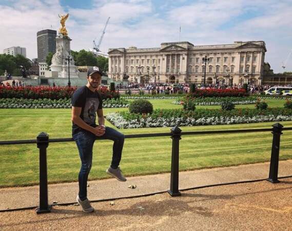 Pablo Sarabia s'émerveille devant Buckingham Palace