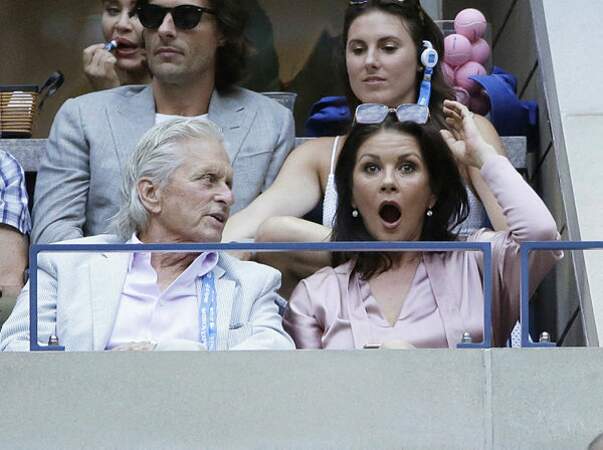 "Mais oui chérie, on en a pour 5h de match avec Nadal !" rappelle Michael Douglas à son épouse Catherine Zeta-Jones