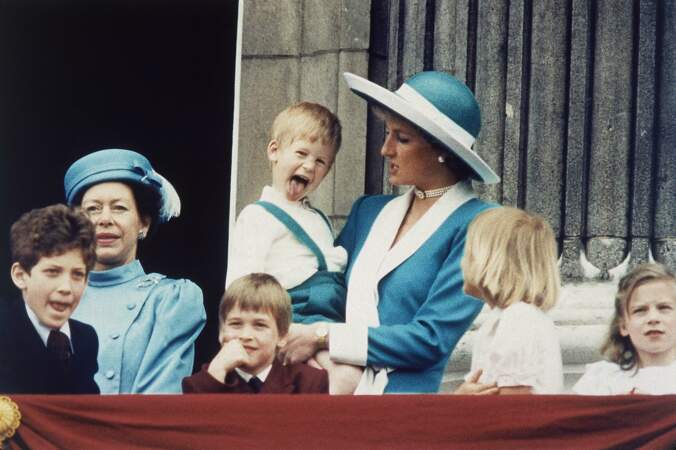 L'espiègle Harry amuse la galerie sur le royal balcon pendant Trooping the colour, il a 4 ans