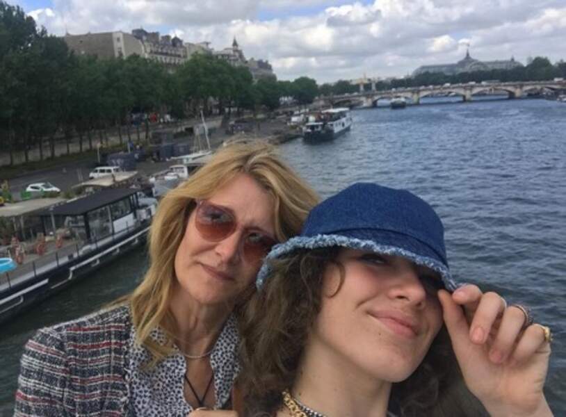 Mais Paris, c'est chouette aussi ! La preuve avec Laura Dern et sa fille Jaya.