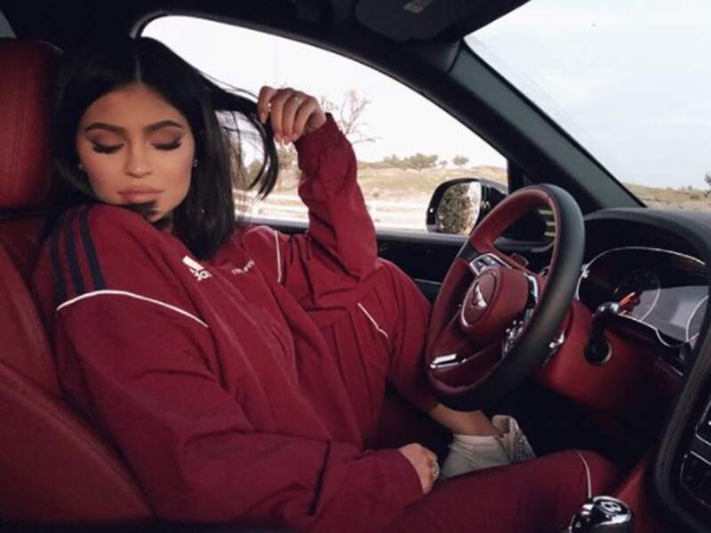 Kylie Jenner était assortie à l'intérieur de sa voiture de luxe. 