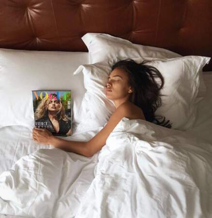 Irina Shayk était si fière d'être en une du magazine Vogue Russia qu'elle a dormi avec. 