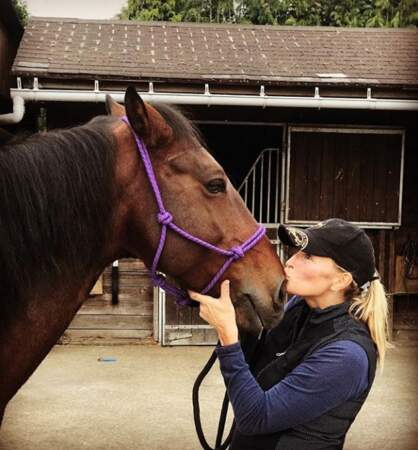 Estelle Lefébure renoue avec sa passion pour les chevaux 