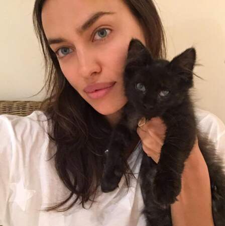 Tenez, un petit chat et Irina Shayk pour vous réconforter. 