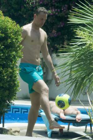 Même en vacances, Manuel Neuer ne lâche pas le ballon !