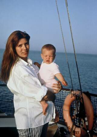 La princesse Caroline et sa fille Charlotte sur un bateau au large de la côte de Monte Carlo en 1987