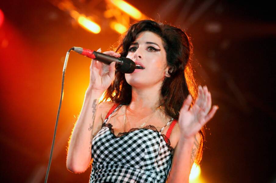 Disparue en 2011, la jeune chanteuse Amy Winehouse appréciait les robes bustier en tissu Vichy noir et blanc