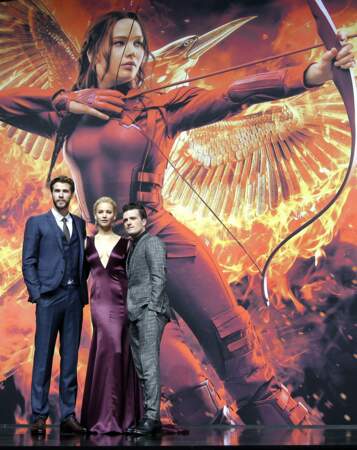  Liam Hemsworth, Jennifer Lawrence et Josh Hutcherson devant l'impressionnante affiche
