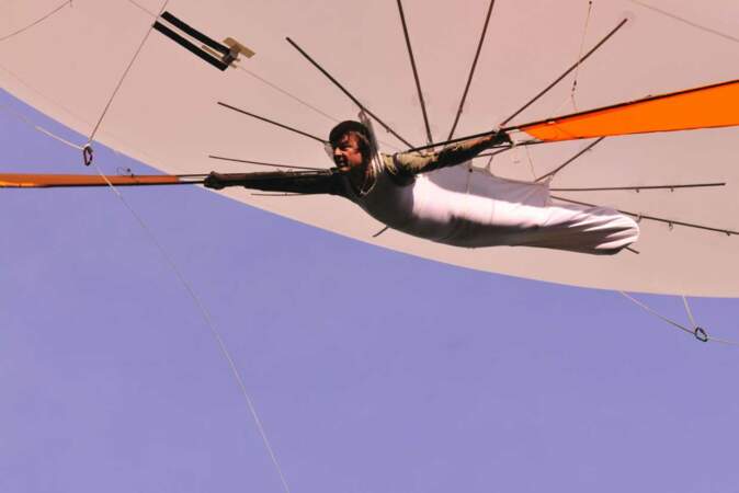 Dans Ushuaïa Nature, Nicolas Hulot s'est fait plaisir : ici, il fait de l'aéroplume 