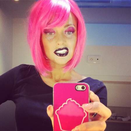 On reprend avec les selfies : Caroline Receveur et ses cheveux roses fluo pour mardi gras : ON ADORE !