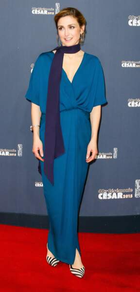 Julie Gayet, très élégante dans sa robe bleue.