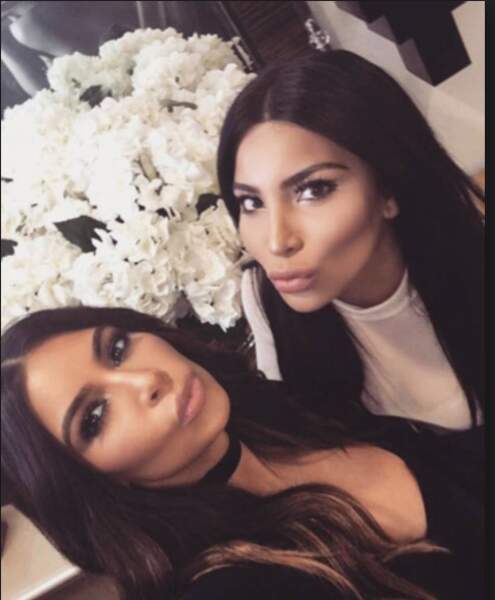 Non vous ne voyez pas double : Kim Kardashian (à gauche) pose avec Kamila Osman (à droite)
