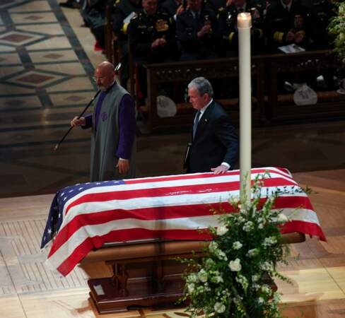 George W. Bush s'incline, la main sur le cercueil de son père
