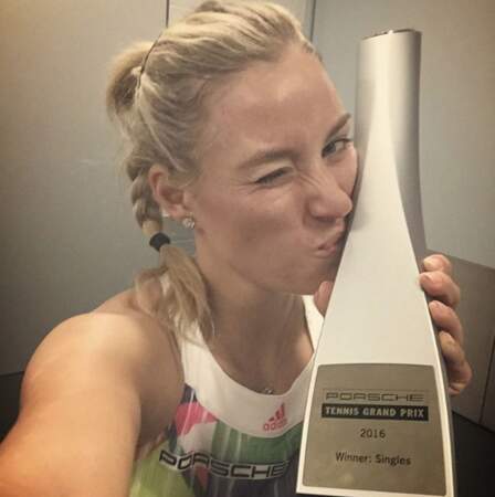 Angélique Kerber a gagné un beau vase à Stuttgart. Ah non, c'est un trophée !