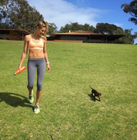 L'Australienne Amanda Bisk s'entraîne toujours en compagnie de son toutou !