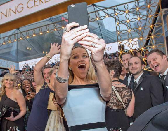 Reese Witherspoon a décidé de ratisser large avec ce selfie aux Oscars... 