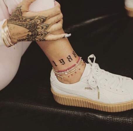 Pas comme le nouveau tatouage (et les ongles cracras) de Rihanna...