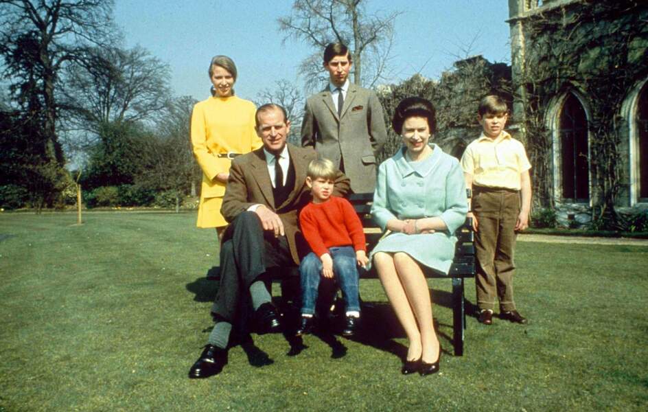 La famille s'est bien agrandie avec l'arrivée d'Andrew (1960) et Edward (1964), chouchous de leur mère