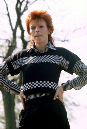 1973. Bowie a désormais les cheveux teints en rouge. Une idée suggérée par sa femme Angie.