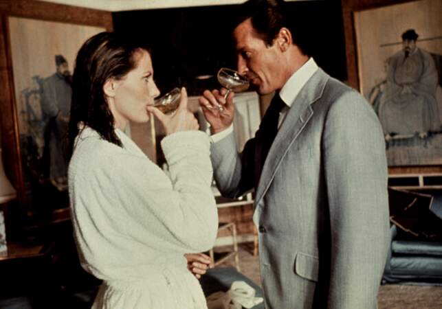 Dans L'homme au pistolet d'or (1974), James Bond trinque avec Maud Adams