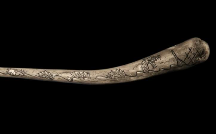 L'art du scrimshaw (gravure sur les os et dents de baleine) : le serpent de mer (saison 5)