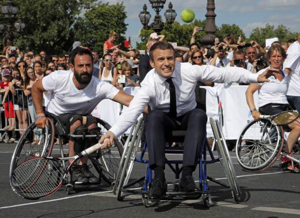 Le 24 juin 2017, Emmanuel Macron teste le tennis handisport lors de l'opération de promotion JO Paris 2024
