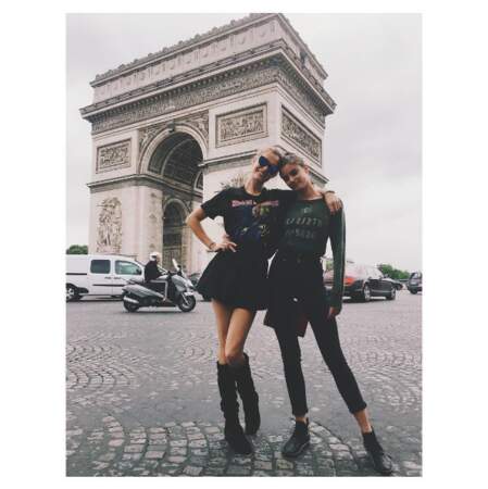Josephine Skriver et Taylor Hill faisaient les touristes à Paris. 