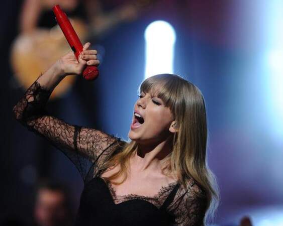 Taylor Swift aussi. Elle tente de conquérir les Français avec son titre "We are never ever getting back together".