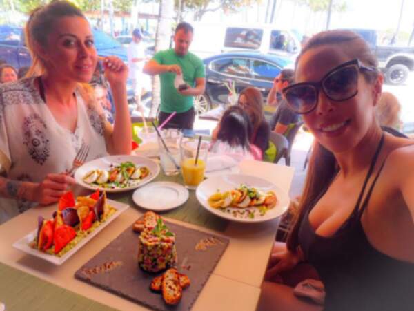 En parlant de voyage, c'est l'heure de la pause déj' pour Shanna Kress et Kim Glow à Miami. 