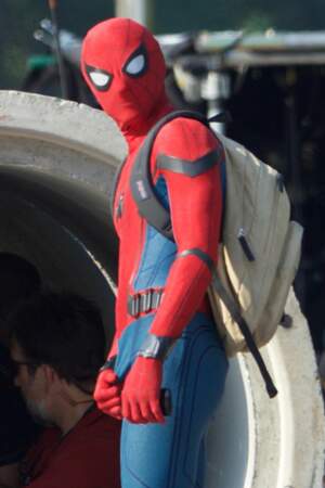 Bah alors, il gratte le costume ? Spider-Man aurait-il une araignée dans le caleçon ?