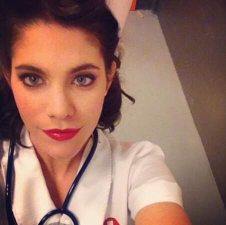 Julia Molkhou n'a pas peur de se déguiser à l'occasion... en infirmière !