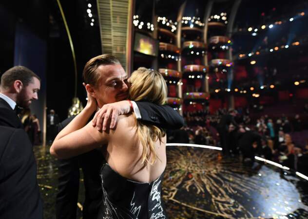 Le tendre câlin entre Leonardo DiCaprio et Kate Winslet, trop mignon !