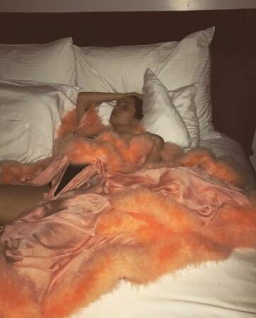 Suivez l'exemple de Lady Gaga, affalée sur son lit.  