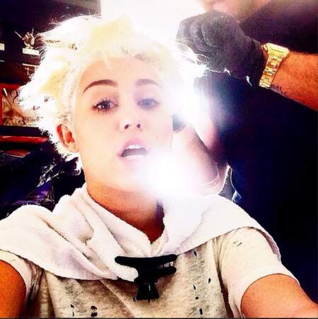 On doit les selfies WTF de la semaine à Miley Cyrus