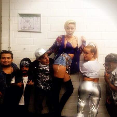 Miley Cyrus et ses sept nains. Toujours aussi classe.