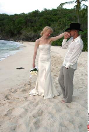 Renee Zellweger épouse le chanteur Country Kenny Chesney en mai 2005 et le quitte 4 mois plus tard.