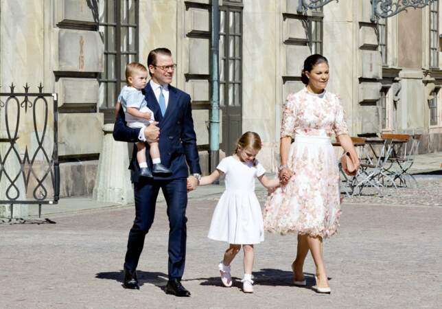 La princesse Victoria, le prince Daniel et leurs deux enfants ouvrent les festivités en allant assister à une messe