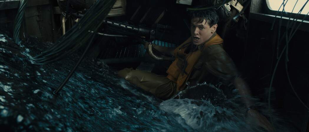 Invincible (2014): Jack O'Connell tente de quitter son avion militaire qui s'est abimé en mer