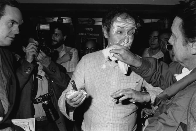 1985 : Jean-Luc Godard se fait entarter. Le coupable protestait contre la nudité dans un de ses films