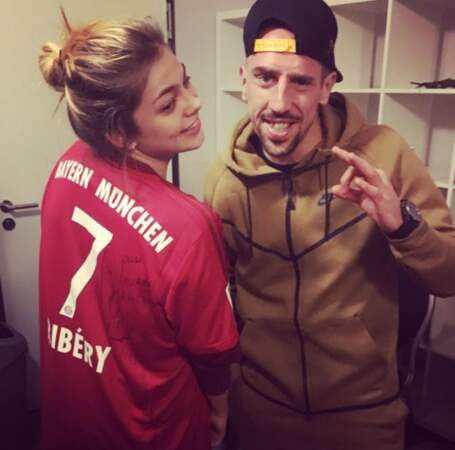 Mais que fait Louane avec Frank Ribery ? Elle pose avec le maillot que le joueur, un véritable fan, lui a offert.