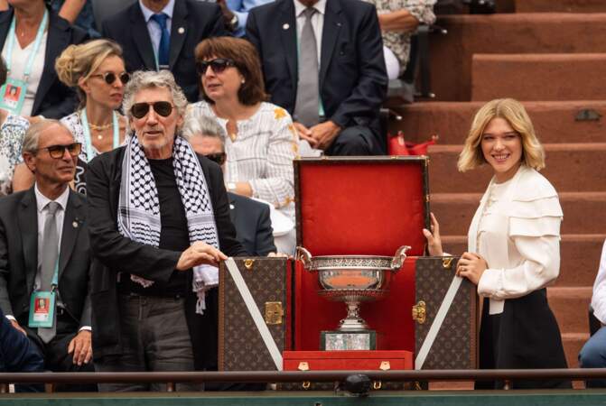 Roger Waters, membre fondateur de Pink Floyd, et l'actrice Léa Seydoux escortent la Coupe des Mousquetaires