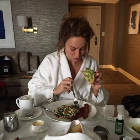 Pour Brie Larson rien ne vaut un bon petit déjeuner avant d'aller récupérer un Oscar ! 