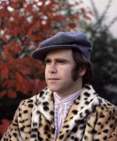 Peau de bête et casquette, Elton John en 1978