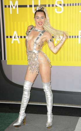 Maitresse de cérémonie, Miley Cyrus avait oublié sa robe.