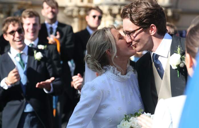 Les jeunes mariés ont échangé un tendre baiser sur le parvis de la cathédrale