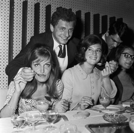 1965. Lancement de la nouvelle saison de RTL. Jacques Martin sert la soupe à Dalida, Sheila et Nana Mouskouri.