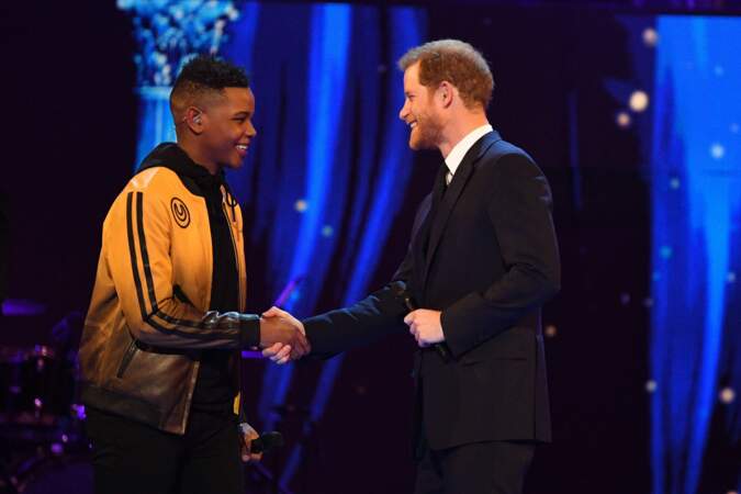 Le prince Harry a accueilli la star de The Voice UK Donel Mangena sur la scène du Royal Albert Hall 