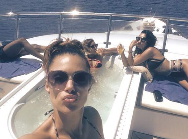 Loin des plateaux de tournage, l'actrice d'origine cubaine aime se détendre avec ses amies